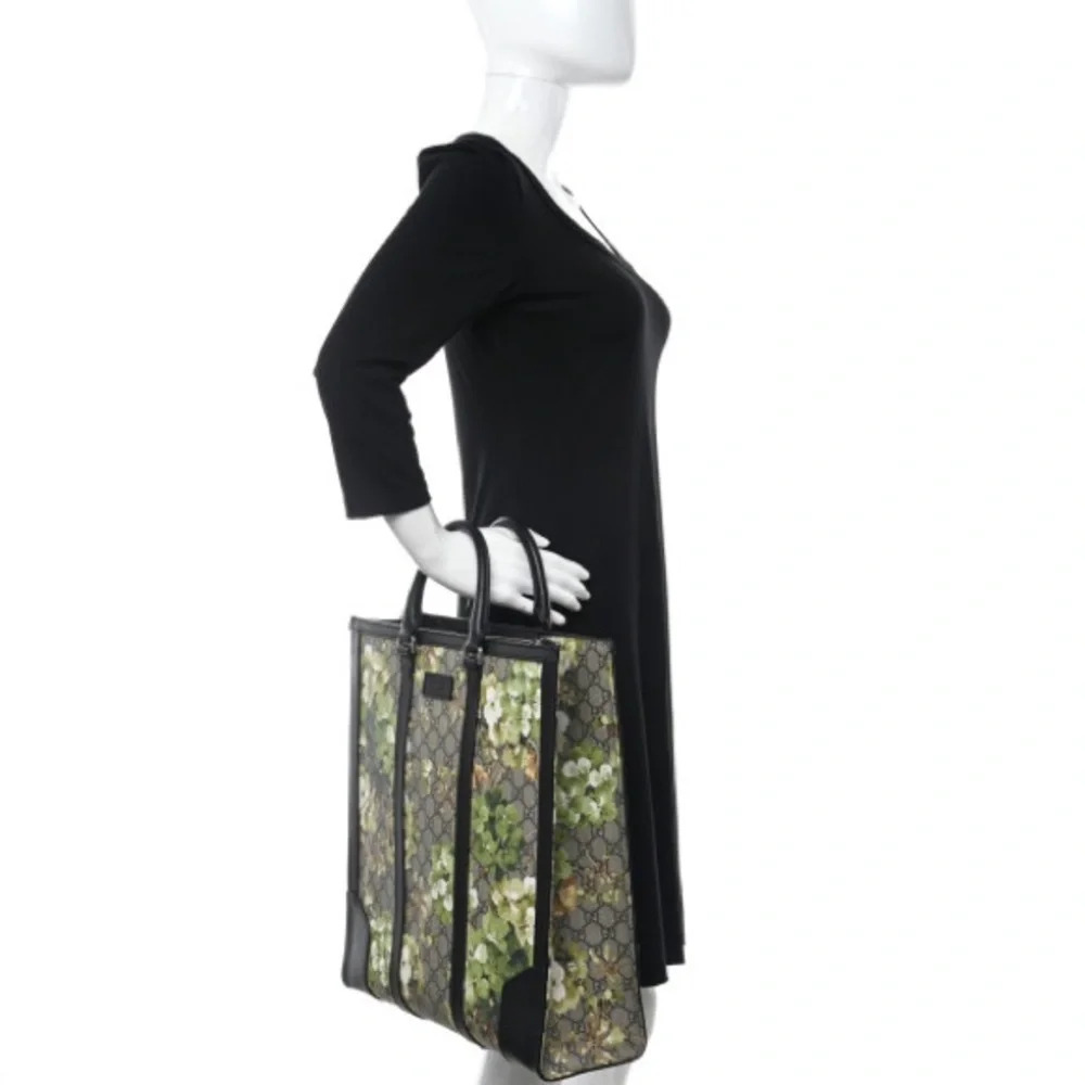 Gucci
GG Coated Canvas Convertible Tote Blooms Print - Picture 2 of 16